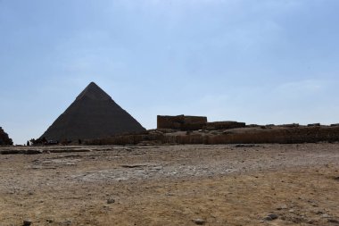 Giza piramitleri antik çağın en ünlü piramitlerinden biridir ve antik dünyanın yedi harikasından biri olarak kabul edilir. Piramitler Antik Mısır Krallığı 'nda (MÖ XXVI - MÖ XIII.). 