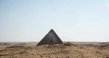 Giza piramitleri antik çağın en ünlü piramitlerinden biridir ve antik dünyanın yedi harikasından biri olarak kabul edilir. Piramitler Antik Mısır Krallığı 'nda (MÖ XXVI - MÖ XIII.). 