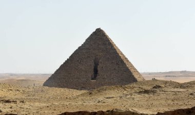 Giza piramitleri antik çağın en ünlü piramitlerinden biridir ve antik dünyanın yedi harikasından biri olarak kabul edilir. Piramitler Antik Mısır Krallığı 'nda (MÖ XXVI - MÖ XIII.). 