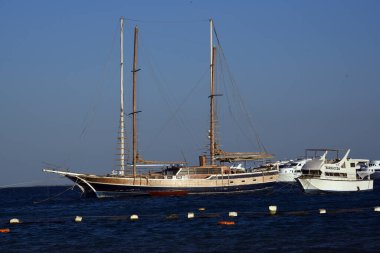 Kızıl Deniz 'deki yatlar ve gemiler kırmızı siyanobakteriyel trikodesmiyum eritrayumun mevsimsel patlamalarından geliyor, yakınlardaki dağlardan, kırmızı mineraller bakımından zengin ya da Himariitlerden, adı kırmızı anlamına gelen bir kabileden.
