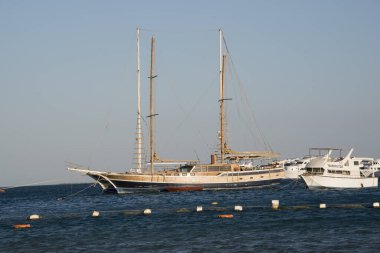 Kızıl Deniz 'deki yatlar ve gemiler kırmızı siyanobakteriyel trikodesmiyum eritrayumun mevsimsel patlamalarından geliyor, yakınlardaki dağlardan, kırmızı mineraller bakımından zengin ya da Himariitlerden, adı kırmızı anlamına gelen bir kabileden.
