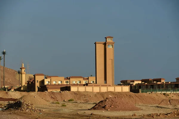 查看撒哈拉沙漠埃及地区的东方建筑 用混凝土 砖瓦或花岗岩建造 外墙涂上灰色 橙色或褐色阴影 — 图库照片