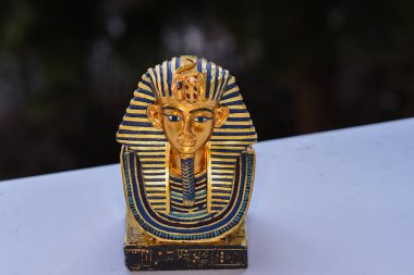 Tutankamon Maskesi 'ni temsil eden seramik hatıra Mısır Firavunu Tutankamon' un altın maskesi. Howard Carter tarafından 1925 yılında Krallar Vadisi 'nde keşfedilmiş ve şu anda Kahire' deki Mısır Müzesi 'nde sergilenmektedir.. 