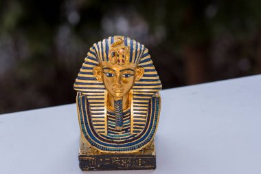 Tutankamon Maskesi 'ni temsil eden seramik hatıra Mısır Firavunu Tutankamon' un altın maskesi. Howard Carter tarafından 1925 yılında Krallar Vadisi 'nde keşfedilmiş ve şu anda Kahire' deki Mısır Müzesi 'nde sergilenmektedir.. 