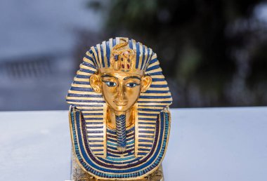 Tutankamon Maskesi 'ni temsil eden seramik hatıra Mısır Firavunu Tutankamon' un altın maskesi. Howard Carter tarafından 1925 yılında Krallar Vadisi 'nde keşfedilmiş ve şu anda Kahire' deki Mısır Müzesi 'nde sergilenmektedir.. 
