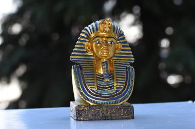 Tutankamon Maskesi 'ni temsil eden seramik hatıra Mısır Firavunu Tutankamon' un altın maskesi. Howard Carter tarafından 1925 yılında Krallar Vadisi 'nde keşfedilmiş ve şu anda Kahire' deki Mısır Müzesi 'nde sergilenmektedir.. 