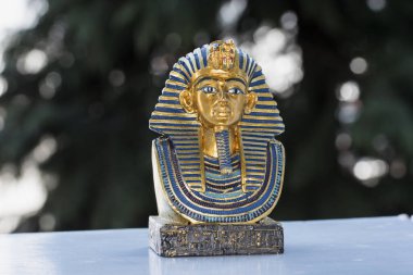 Tutankamon Maskesi 'ni temsil eden seramik hatıra Mısır Firavunu Tutankamon' un altın maskesi. Howard Carter tarafından 1925 yılında Krallar Vadisi 'nde keşfedilmiş ve şu anda Kahire' deki Mısır Müzesi 'nde sergilenmektedir.. 