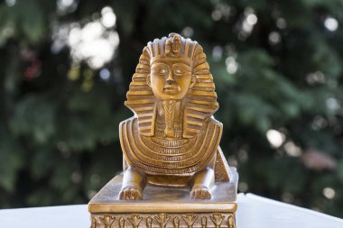 Giza Anıtı 'ndaki Büyük Sfenks' i temsil eden seramik hatıra. Dünyanın en büyük anıtı olarak kabul edilir. Bir aslanla insan arasında 20 metreyi aşan bir yüksekliğe sahip melez bir heykel.