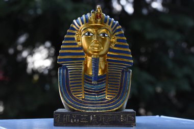 Tutankamon Maskesi 'ni temsil eden seramik hatıra Mısır Firavunu Tutankamon' un altın maskesi. Howard Carter tarafından 1925 yılında Krallar Vadisi 'nde keşfedilmiş ve şu anda Kahire' deki Mısır Müzesi 'nde sergilenmektedir.. 