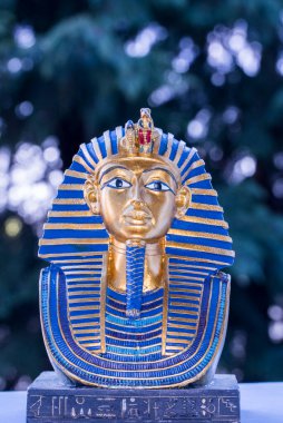 Tutankamon Maskesi 'ni temsil eden seramik hatıra Mısır Firavunu Tutankamon' un altın maskesi. Howard Carter tarafından 1925 yılında Krallar Vadisi 'nde keşfedilmiş ve şu anda Kahire' deki Mısır Müzesi 'nde sergilenmektedir.. 