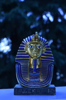 Tutankamon Maskesi 'ni temsil eden seramik hatıra Mısır Firavunu Tutankamon' un altın maskesi. Howard Carter tarafından 1925 yılında Krallar Vadisi 'nde keşfedilmiş ve şu anda Kahire' deki Mısır Müzesi 'nde sergilenmektedir.. 