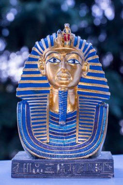 Tutankamon Maskesi 'ni temsil eden seramik hatıra Mısır Firavunu Tutankamon' un altın maskesi. Howard Carter tarafından 1925 yılında Krallar Vadisi 'nde keşfedilmiş ve şu anda Kahire' deki Mısır Müzesi 'nde sergilenmektedir.. 