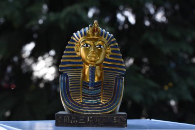 Tutankamon Maskesi 'ni temsil eden seramik hatıra Mısır Firavunu Tutankamon' un altın maskesi. Howard Carter tarafından 1925 yılında Krallar Vadisi 'nde keşfedilmiş ve şu anda Kahire' deki Mısır Müzesi 'nde sergilenmektedir.. 