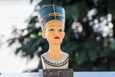 18. hanedanlıkta Mısır Kraliçesi Nefertiti 'yi temsil eden seramik hatıra, Firavun IV. Amenhotep' in 