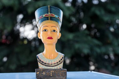 18. hanedanlıkta Mısır Kraliçesi Nefertiti 'yi temsil eden seramik hatıra, Firavun IV. Amenhotep' in 