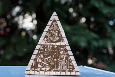 Büyük Giza Piramidini temsil eden taş hatıra Antik Mısır Krallığı 'nda (MÖ XVI - MÖ 13.yy) yaratılmıştır.).