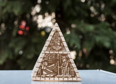 Büyük Giza Piramidini temsil eden taş hatıra Antik Mısır Krallığı 'nda (MÖ XVI - MÖ 13.yy) yaratılmıştır.).