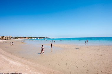 Kızıl Deniz. Denizin adı, kırmızı olmayan suyun rengini göstermez. Kırmızı siyanobakteryum trikodesmiyum eritrayumun mevsimsel patlamaları yüzünden olabilir. Bir diğer kaynak da yakınlardaki kırmızı mineral zengini dağlar olabilir.