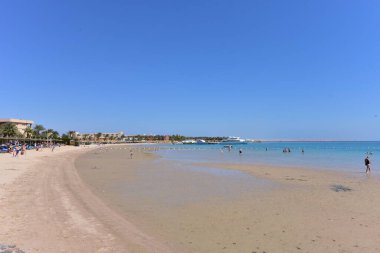 Kızıl Deniz. Denizin adı, kırmızı olmayan suyun rengini göstermez. Kırmızı siyanobakteryum trikodesmiyum eritrayumun mevsimsel patlamaları yüzünden olabilir. Bir diğer kaynak da yakınlardaki kırmızı mineral zengini dağlar olabilir.