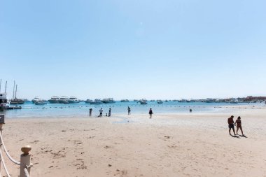 Kızıl Deniz 'deki plajlar Hurghada-Mısır. Hurghada sakin plajları olan bir tatil köyüdür ve kumsaldaki kum ayaklarınızı yakar ve sizi mavi turkuaz suya doğru acele ettirir.