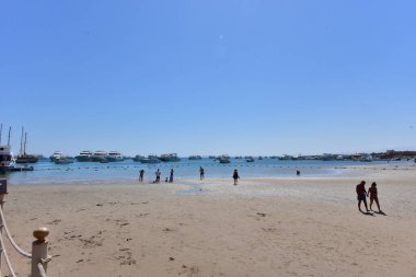 Kızıl Deniz 'deki plajlar Hurghada-Mısır. Hurghada sakin plajları olan bir tatil köyüdür ve kumsaldaki kum ayaklarınızı yakar ve sizi mavi turkuaz suya doğru acele ettirir.