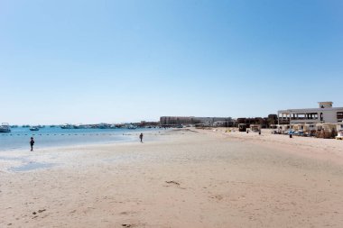 Kızıl Deniz 'deki plajlar Hurghada-Mısır. Hurghada sakin plajları olan bir tatil köyüdür ve kumsaldaki kum ayaklarınızı yakar ve sizi mavi turkuaz suya doğru acele ettirir.