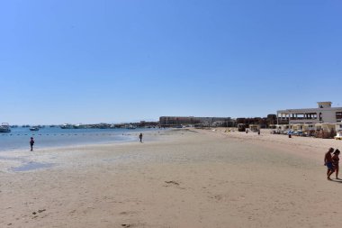 Kızıl Deniz. Denizin adı, kırmızı olmayan suyun rengini göstermez. Kırmızı siyanobakteryum trikodesmiyum eritrayumun mevsimsel patlamaları yüzünden olabilir. Bir diğer kaynak da yakınlardaki kırmızı mineral zengini dağlar olabilir.