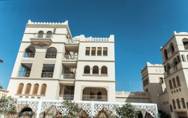 Hurghada-Mısır Hurghada 'daki binalar 1980' lerden bu yana Mısır 'da önemli bir turizm merkezi haline gelmiştir. Bugün Hurghada kendini doğulu mimarisi olan bir dizi otel olarak sunuyor..