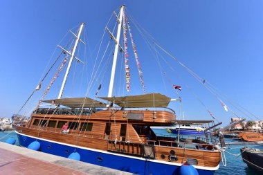 Kızıl Deniz 'deki yatlar ve gemiler kırmızı siyanobakteriyel trikodesmiyum eritrayumun mevsimsel patlamalarından geliyor, yakınlardaki dağlardan, kırmızı mineraller bakımından zengin ya da Himariitlerden, adı kırmızı anlamına gelen bir kabileden.