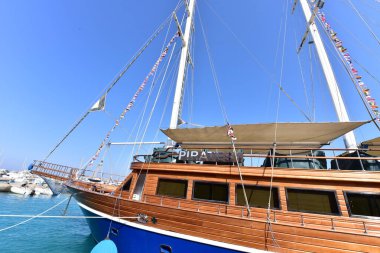 Kızıl Deniz 'deki yatlar ve gemiler kırmızı siyanobakteriyel trikodesmiyum eritrayumun mevsimsel patlamalarından geliyor, yakınlardaki dağlardan, kırmızı mineraller bakımından zengin ya da Himariitlerden, adı kırmızı anlamına gelen bir kabileden.