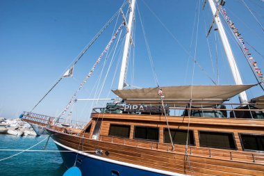 Kızıl Deniz 'deki yatlar ve gemiler kırmızı siyanobakteriyel trikodesmiyum eritrayumun mevsimsel patlamalarından geliyor, yakınlardaki dağlardan, kırmızı mineraller bakımından zengin ya da Himariitlerden, adı kırmızı anlamına gelen bir kabileden.