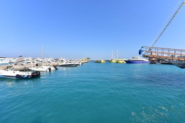 Kızıl Deniz 'deki yatlar ve gemiler kırmızı siyanobakteriyel trikodesmiyum eritrayumun mevsimsel patlamalarından geliyor, yakınlardaki dağlardan, kırmızı mineraller bakımından zengin ya da Himariitlerden, adı kırmızı anlamına gelen bir kabileden.