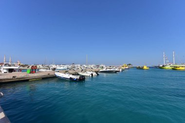 Kızıl Deniz 'deki yatlar ve gemiler kırmızı siyanobakteriyel trikodesmiyum eritrayumun mevsimsel patlamalarından geliyor, yakınlardaki dağlardan, kırmızı mineraller bakımından zengin ya da Himariitlerden, adı kırmızı anlamına gelen bir kabileden.