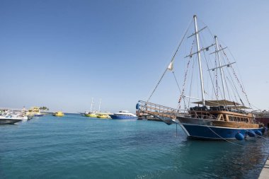 Kızıl Deniz 'deki yatlar ve gemiler kırmızı siyanobakteriyel trikodesmiyum eritrayumun mevsimsel patlamalarından geliyor, yakınlardaki dağlardan, kırmızı mineraller bakımından zengin ya da Himariitlerden, adı kırmızı anlamına gelen bir kabileden.