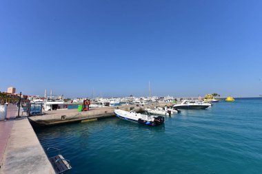 Kızıl Deniz 'deki yatlar ve gemiler kırmızı siyanobakteriyel trikodesmiyum eritrayumun mevsimsel patlamalarından geliyor, yakınlardaki dağlardan, kırmızı mineraller bakımından zengin ya da Himariitlerden, adı kırmızı anlamına gelen bir kabileden.