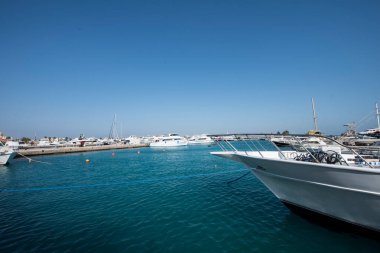 Kızıl Deniz 'deki yatlar ve gemiler kırmızı siyanobakteriyel trikodesmiyum eritrayumun mevsimsel patlamalarından geliyor, yakınlardaki dağlardan, kırmızı mineraller bakımından zengin ya da Himariitlerden, adı kırmızı anlamına gelen bir kabileden.