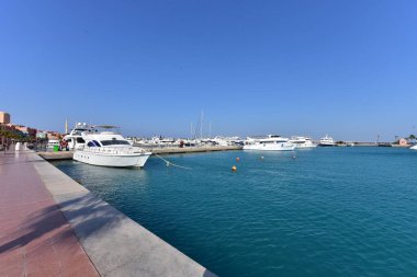 Kızıl Deniz 'deki yatlar ve gemiler kırmızı siyanobakteriyel trikodesmiyum eritrayumun mevsimsel patlamalarından geliyor, yakınlardaki dağlardan, kırmızı mineraller bakımından zengin ya da Himariitlerden, adı kırmızı anlamına gelen bir kabileden.