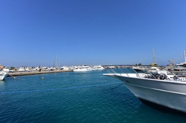 Kızıl Deniz 'deki yatlar ve gemiler kırmızı siyanobakteriyel trikodesmiyum eritrayumun mevsimsel patlamalarından geliyor, yakınlardaki dağlardan, kırmızı mineraller bakımından zengin ya da Himariitlerden, adı kırmızı anlamına gelen bir kabileden.