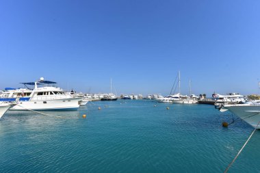 Kızıl Deniz 'deki yatlar ve gemiler kırmızı siyanobakteriyel trikodesmiyum eritrayumun mevsimsel patlamalarından geliyor, yakınlardaki dağlardan, kırmızı mineraller bakımından zengin ya da Himariitlerden, adı kırmızı anlamına gelen bir kabileden.