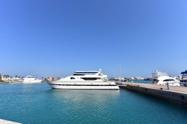 Kızıl Deniz 'deki yatlar ve gemiler kırmızı siyanobakteriyel trikodesmiyum eritrayumun mevsimsel patlamalarından geliyor, yakınlardaki dağlardan, kırmızı mineraller bakımından zengin ya da Himariitlerden, adı kırmızı anlamına gelen bir kabileden.