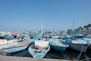 Kızıl Deniz 'deki yatlar ve gemiler kırmızı siyanobakteriyel trikodesmiyum eritrayumun mevsimsel patlamalarından geliyor, yakınlardaki dağlardan, kırmızı mineraller bakımından zengin ya da Himariitlerden, adı kırmızı anlamına gelen bir kabileden.