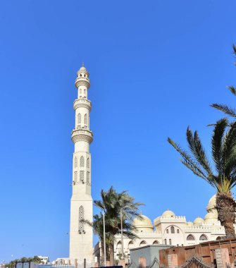 Arapça El Mina Camii: El Mina Mescid Camii (mimari ayrıntılar) 2012 yılında açıldı. Burası Hurghada 'da ziyaret etmek için en popüler yerlerden biri ve Mısır' ın en etkileyici camilerinden biridir..
