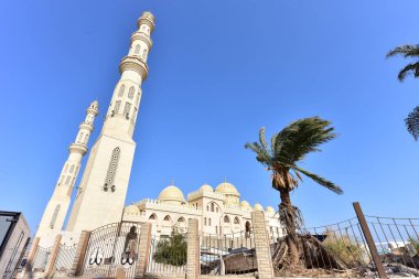 Arapça El Mina Camii: El Mina Mescid Camii (mimari ayrıntılar) 2012 yılında açıldı. Burası Hurghada 'da ziyaret etmek için en popüler yerlerden biri ve Mısır' ın en etkileyici camilerinden biridir..