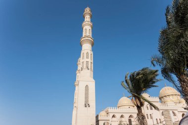 Arapça El Mina Camii: El Mina Mescid Camii (mimari ayrıntılar) 2012 yılında açıldı. Burası Hurghada 'da ziyaret etmek için en popüler yerlerden biri ve Mısır' ın en etkileyici camilerinden biridir..
