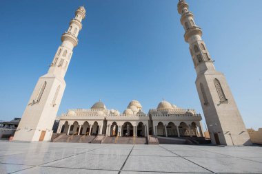 Arapça El Mina Camii: El Mina Mescid Camii (mimari ayrıntılar) 2012 yılında açıldı. Burası Hurghada 'da ziyaret etmek için en popüler yerlerden biri ve Mısır' ın en etkileyici camilerinden biridir..