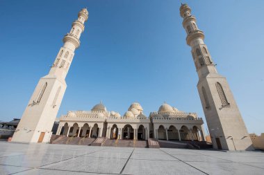 Arapça El Mina Camii: El Mina Mescid Camii (mimari ayrıntılar) 2012 yılında açıldı. Burası Hurghada 'da ziyaret etmek için en popüler yerlerden biri ve Mısır' ın en etkileyici camilerinden biridir..
