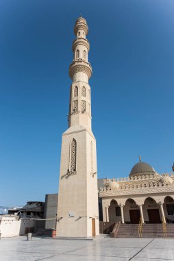 Arapça El Mina Camii: El Mina Mescid Camii (mimari ayrıntılar) 2012 yılında açıldı. Burası Hurghada 'da ziyaret etmek için en popüler yerlerden biri ve Mısır' ın en etkileyici camilerinden biridir..