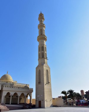 Arapça El Mina Camii: El Mina Mescid Camii (mimari ayrıntılar) 2012 yılında açıldı. Burası Hurghada 'da ziyaret etmek için en popüler yerlerden biri ve Mısır' ın en etkileyici camilerinden biridir..