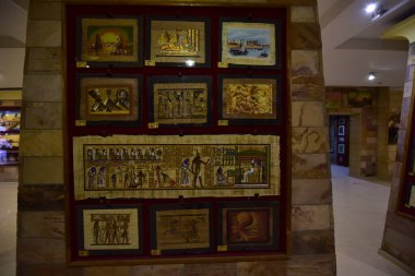 Hurghada Papyrus Müzesi içeriden görünüyor. Papirüs, özellikle Mısır 'da antik çağlarda yazılmış olan Cyperus papirüsünden üretilen kağıt benzeri bir malzemedir..