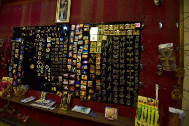 Hurghada Papyrus Müzesi içeriden görünüyor. Papirüs, özellikle Mısır 'da antik çağlarda yazılmış olan Cyperus papirüsünden üretilen kağıt benzeri bir malzemedir..